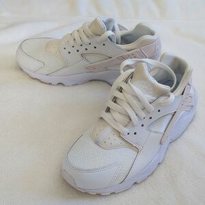 Like New Huarache Run All White Youth 6 Sneakers 🔥🔥🔥